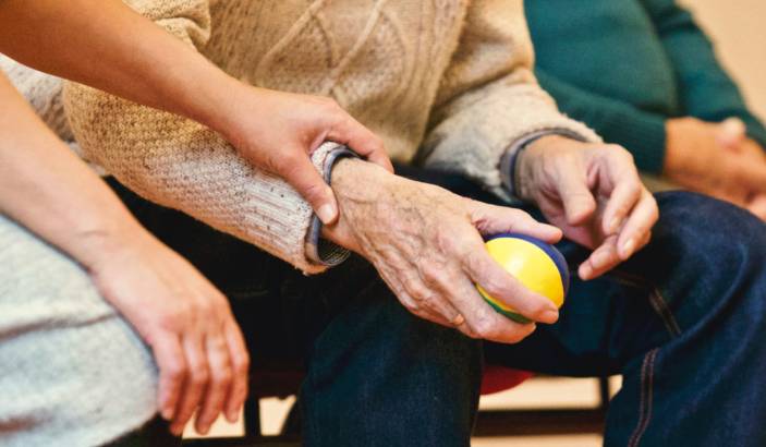 7 Tips for Taking Extra Care of Senior Citizens with Dementia